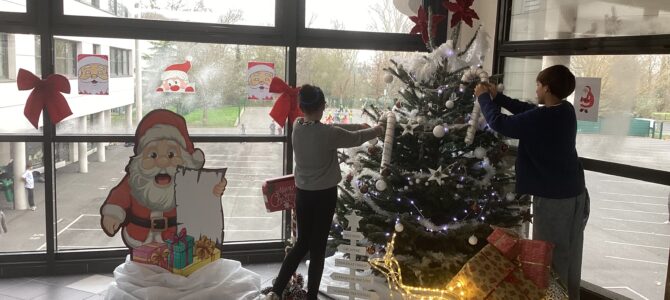 Les élèves décorent le collège pour les fêtes !